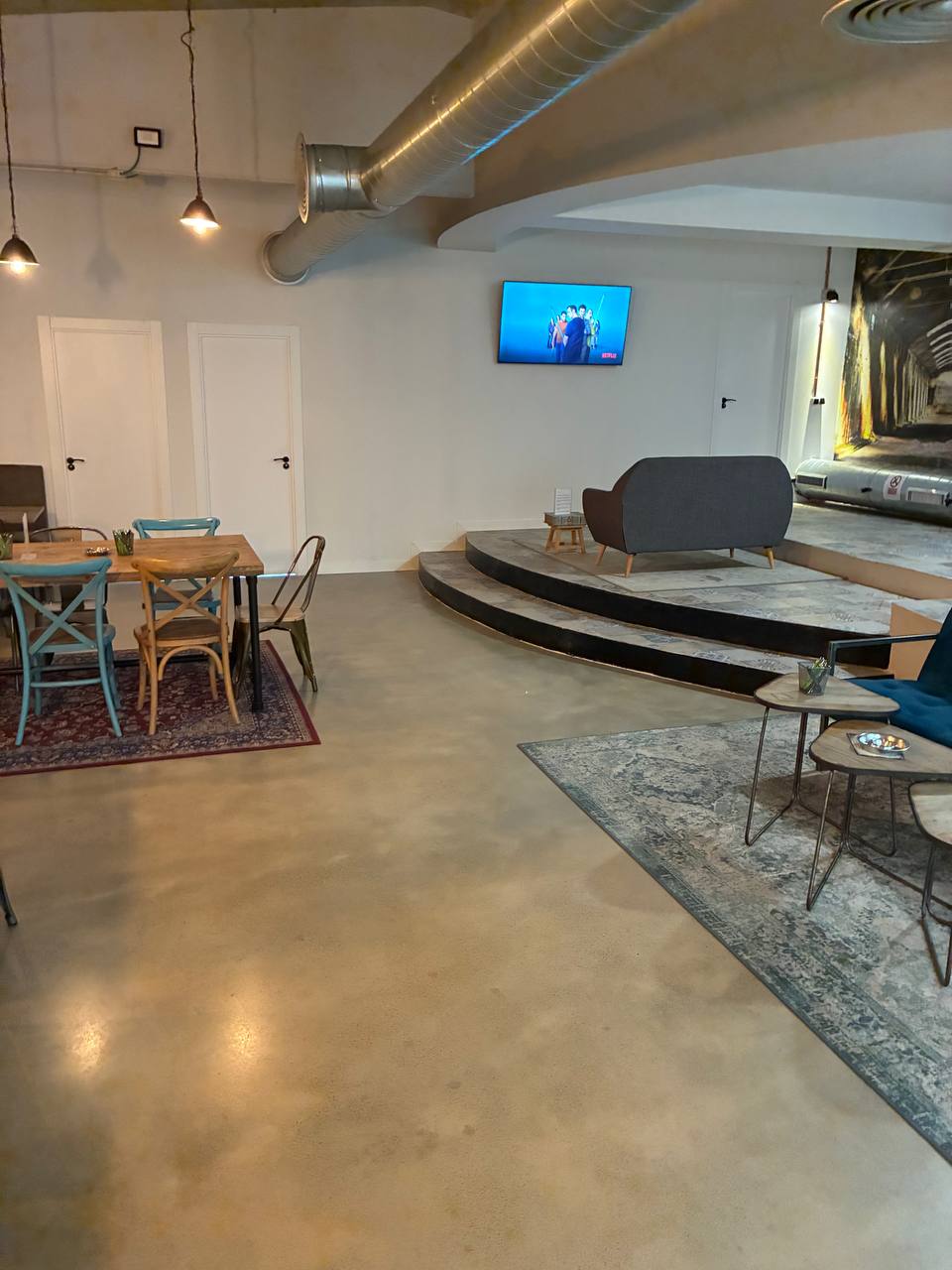 The main room. Steps, a big screen and space to spread out.